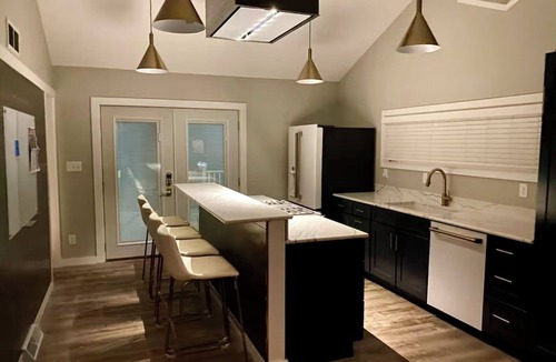 Iowa City House | Moderne Home - Memorable, Modern, A Must Book - 4 Bedroom Close to Kinnick