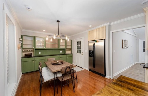 Siluria House | Modernized home - Ready for your family! 3 bedroom/2bathrooms, NO STAIRS