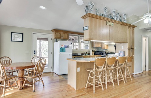 Bowling Green Cabin | ‘Mom’s Cabin’ on Lake Wylie w/Private Dock!