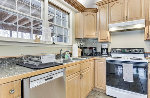 Bowling Green Cabin | ‘Mom’s Cabin’ on Lake Wylie w/Private Dock!