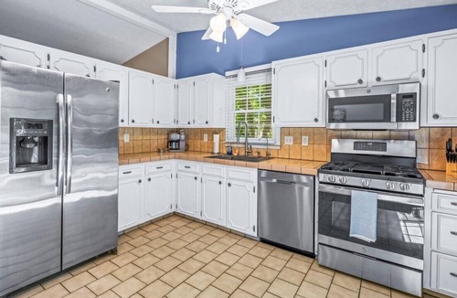 South Central Omaha House | Monroe. Quiet 4BR w/Huge Yard . Ideal for Crews & Families