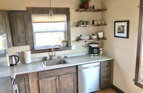 Ennis House | Montana Getaway with mountain views