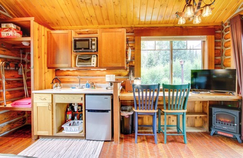 Silver Gate Apartment | Montana Mountain Getaway - 1 Mi to Yellowstone!