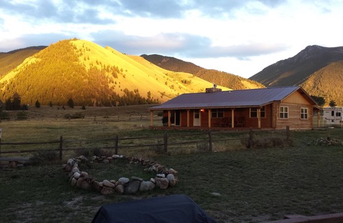Cameron Cabin | Montana Spirit Guest Cabin -30 acres on the Madison River,