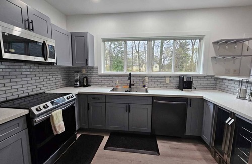 Raleigh House | MONTHLY STAYS- Expansive 10-BR Southern Estate – 18 Beds, 6 Baths, Pool and More