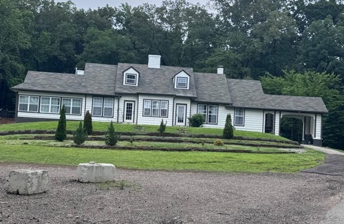 Raleigh House | MONTHLY STAYS- Expansive 10-BR Southern Estate – 18 Beds, 6 Baths, Pool and More