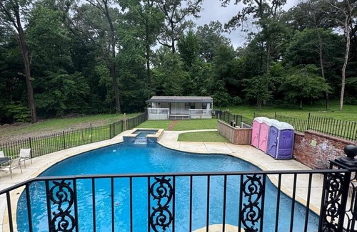 Raleigh House | MONTHLY STAYS- Expansive 10-BR Southern Estate – 18 Beds, 6 Baths, Pool and More