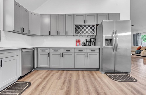 Southwind House | MONTHLY STAYS- Modern, Updated 5- Bedroom Brick Home