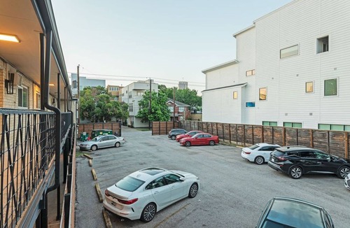 Hyde Park Apartment | Montrose Welcoming Studio! Medical Center 48