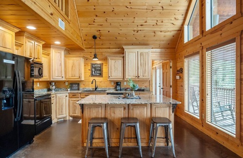 Hochatown Cabin | Moon Over Paradise | Spacious Family Retreat with Sports Court and Game Loft