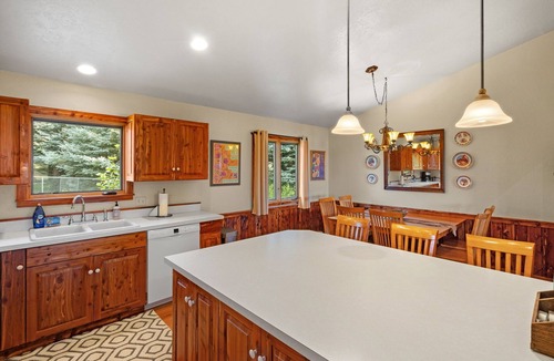 Livingston Cabin | Moose Horn Lodge- A Clean Cabin for Families, Wedding Goers & Montana Adventures