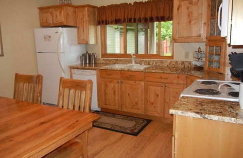 Red Lodge House | Moose Traks nCome stay in Downtown Red Lodge, 2 blocks from Broadway Street