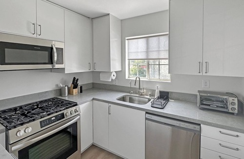 Los Angeles Apartment | Morning Glow Modern Apartment in Culver City