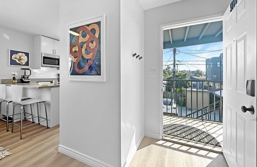 Los Angeles Apartment | Morning Glow Modern Apartment in Culver City