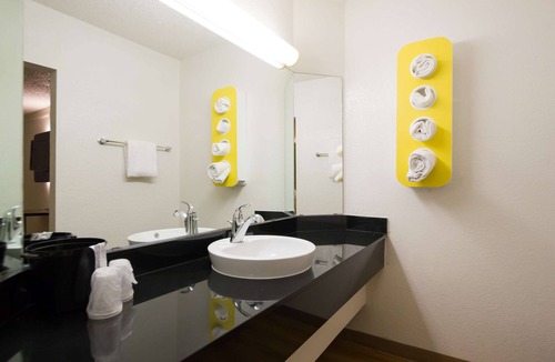 St. Johns Hotel | Motel 6 Austin, TX - Midtown