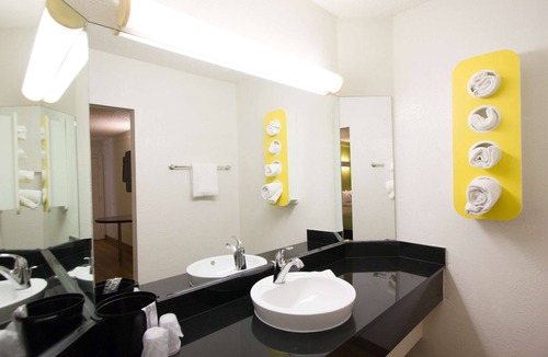 St. Johns Hotel | Motel 6 Austin, TX - Midtown