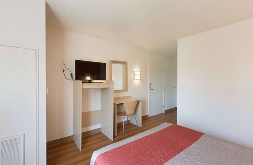 Dentsville Hotel | Motel 6 Columbia, SC - Fort Jackson Area
