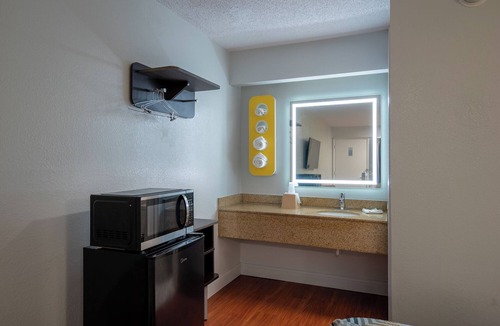 North Chesterfield Hotel | Motel 6 Richmond, VA - Midlothian Turnpike