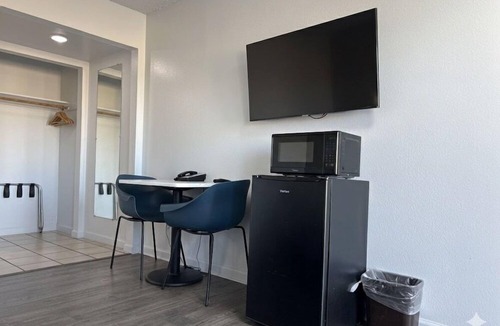 Selma Hotel | Motel 6 Selma, CA