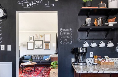 Warren Apartment | Motown Chic + Movie Lounge >15 min to Detroit