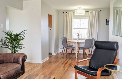 Helena Apartment | Mount Helena views from sunny apartment