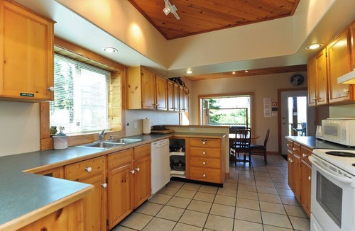 Courtenay Ski Chalet | Mount Washington Guesthouse - 5 bedroom lock-off