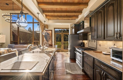 Big Sky House | Mountain Escape | Hot Tub, Firepit, Movie Theatre + More!