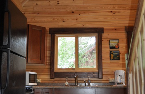 Gardiner Cabin | Mountain King Cabin above the Yellowstone River-Six Blocks to Yellowstone Park