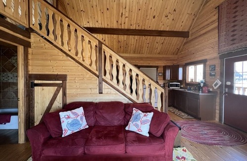 Gardiner Cabin | Mountain King Cabin above the Yellowstone River-Six Blocks to Yellowstone Park