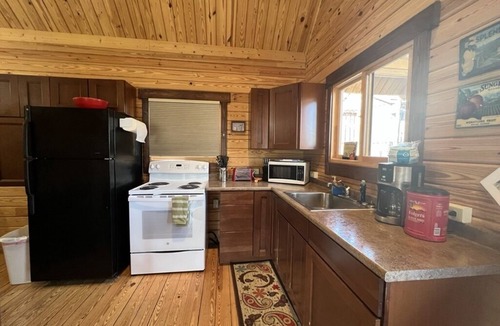 Gardiner Cabin | Mountain King Cabin above the Yellowstone River-Six Blocks to Yellowstone Park