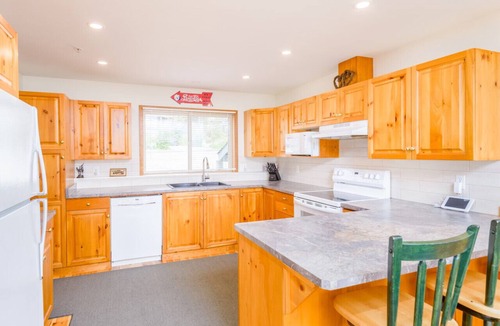 Snow Pine Estates Villa | Mountain Magic: Hot Tub, Games & Ski in/ski out