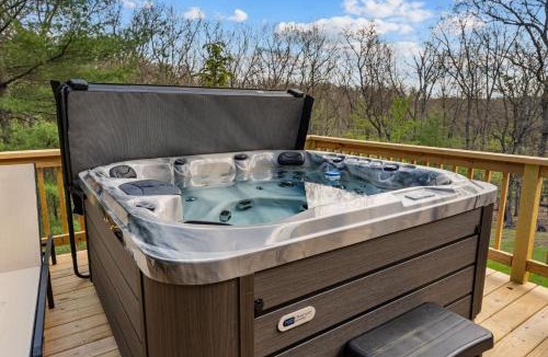 Berkeley Springs Ski Chalet | Mountain Retreat w Hot Tub Grill Deck & More