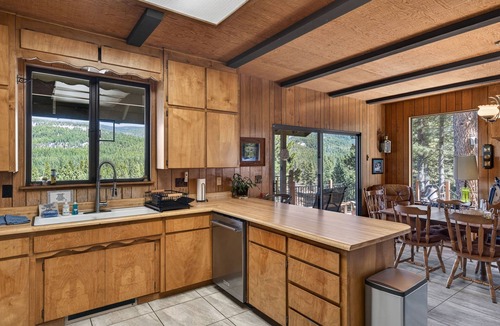 Graeagle House | Mountain Riverview Cliff House in The Lost Sierra
