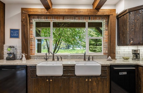 Tamarack Resort House | Mountain Tyme - AC - Hot tub - Garage - Firepit - 3 Fireplaces - Chef's kitchen