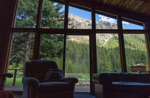 Silver Gate House | Mountain View House Right on Soda Butte Creek