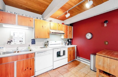 Big Sky Meadow Village Condo | Mountain-view condo with hot tub & pool access - walk to Town Center