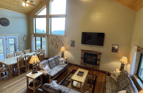 Island Park Cabin | Mountain View Lodge 10 min to YNP+WiFi+Hot Tub+AC