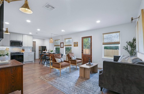 Johnson City House | Ms Dot’s 290 Wine Trail Farmhouse-Downtown- Fire Pit - Covered Patio