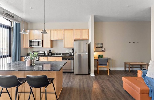 Downtown Minneapolis Apartment | MSP Voyager | By Childrens Hospital | Free Parking