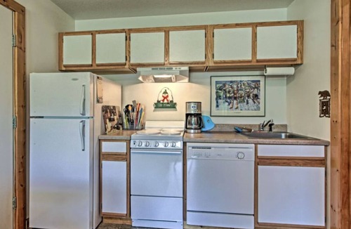 Big Sky Condo | Mtn View Beauty- Walk to Slopes & Lake Lavinski- Top Rated Condo-Sleeps 5-Cheap