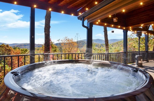Epworth Cabin | MTN VIEWS! Modern Cabin, Hot tub, Games, Families & Groups!
