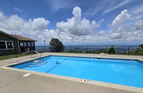 Morganton Cabin | Mtn Views⛰️Pool 💦Dog Friendly🐕 2 King Beds ☕Coffee/Tea Bar