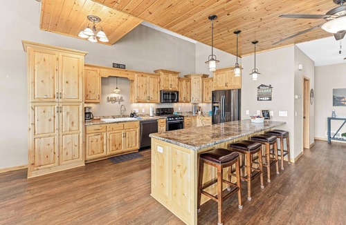 Lindstrom Cabin | Multi-generational|LARGE Lakefront|GAMEROOM