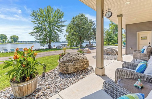 Lindstrom Cabin | Multi-generational|LARGE Lakefront|GAMEROOM