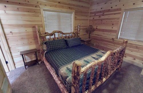 Island Park Cabin | N. Big Springs Lodge* 4Br + Garage Loft, Satellite Tv, Wifi, Bbq Grill, Close to ATV Trails