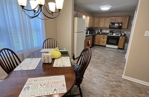 Ashtabula House | N E W Cozy 2 Bedroom Hermitage in Historic Ashtabula Harbor