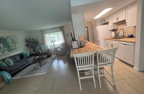 Edgewater House | Naomi’s pool, river & beach getaway