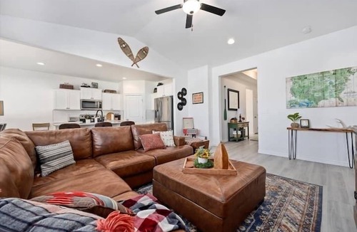 Twin Falls House | National Parks Charm! King bed, game garage, firepit, family perks, single level