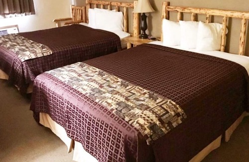 Ponderay House | Nature Escape, 3 Two Queen Bed Units, Lake Recreation, Breakfast, Parking!