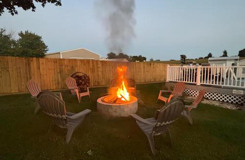 Mount Aetna House | Nature Haven Pond,Pool and Hot Tub